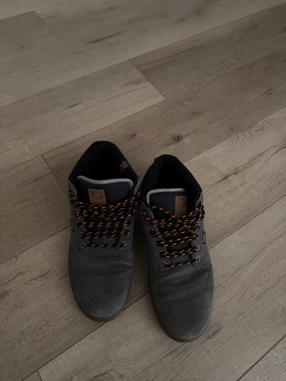 Etnies Men’s Gray Low-Top Sneakers with Black & Orange Laces - Picture 2 of 4
